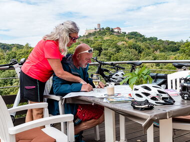 Radtouristen vor der Wartburg in Eisenach