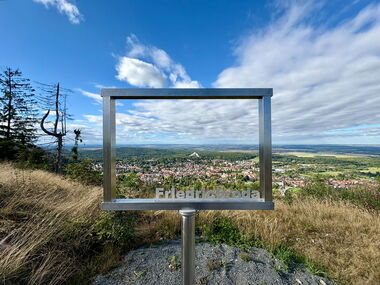 Bilderrahmen mit Friedrichroda-Schriftzug als Fotopoint am Körnberg