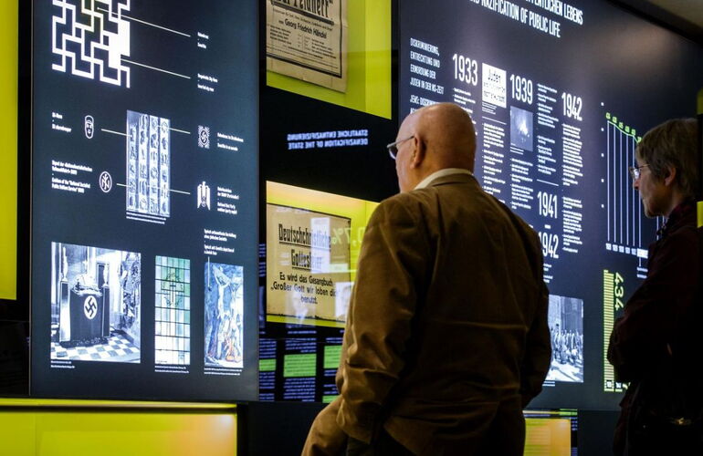 Besucher in der Sonderausstellung ?Erforschung und Beseitigung. Das kirchliche ?Entjudungsinstitut? 1939?1945? im Lutherhaus Eisenach