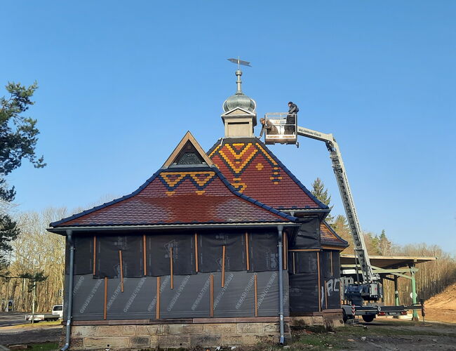 Die Turmhaube mit Wetterfahne wird auf den Fürstenpavillon aufgesetzt
