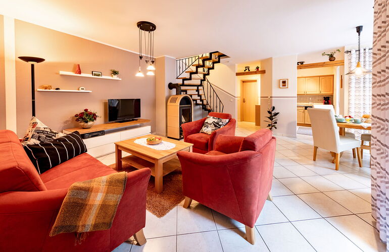 Sitzecke mit Esszimmer und Kamin