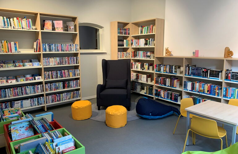Bücherregale, Lesesessel und Sitzgruppe in der Bibliothek Friedrichroda