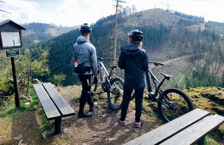 Radfahrer genießen den Ausblick auf der Panorama MTB-Tour Inselsberg