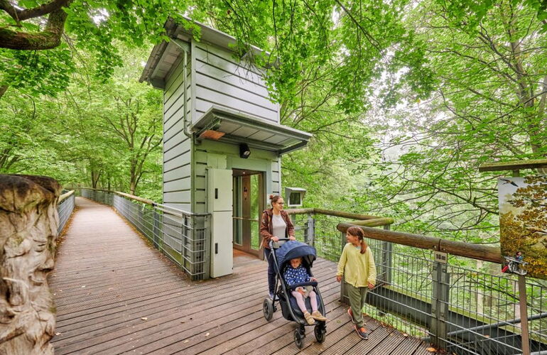 Familie vor dem Aufzug auf dem Baumkronenpfad im Nationalpark Hainich © Florian Trykowski