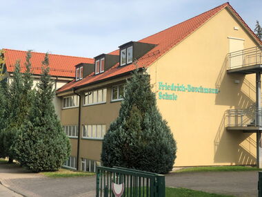 Friedrich Buschmann Schule von außen