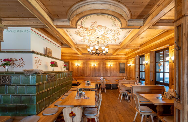 Rustikale Gaststube mit Kachelofen im Heuberghaus