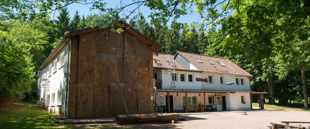 Außenansicht vom Waldhof Finsterbergen mit Kletterwand an der Fassade