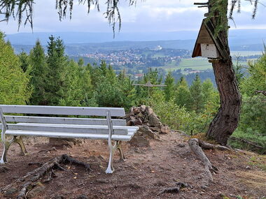 Weiße Bank am gleichnamigen Aussichtspunkt mit Blick auf Finsterbergen