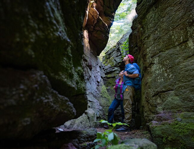 Wanderpaar am Hainfelsen bei Finsterbergen