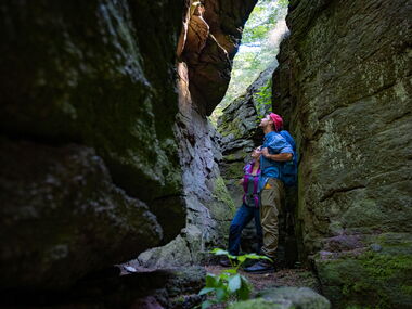Wanderpaar am Hainfelsen bei Finsterbergen