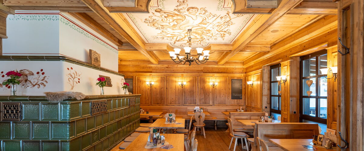 Rustikale Gaststube mit Kachelofen im Heuberghaus